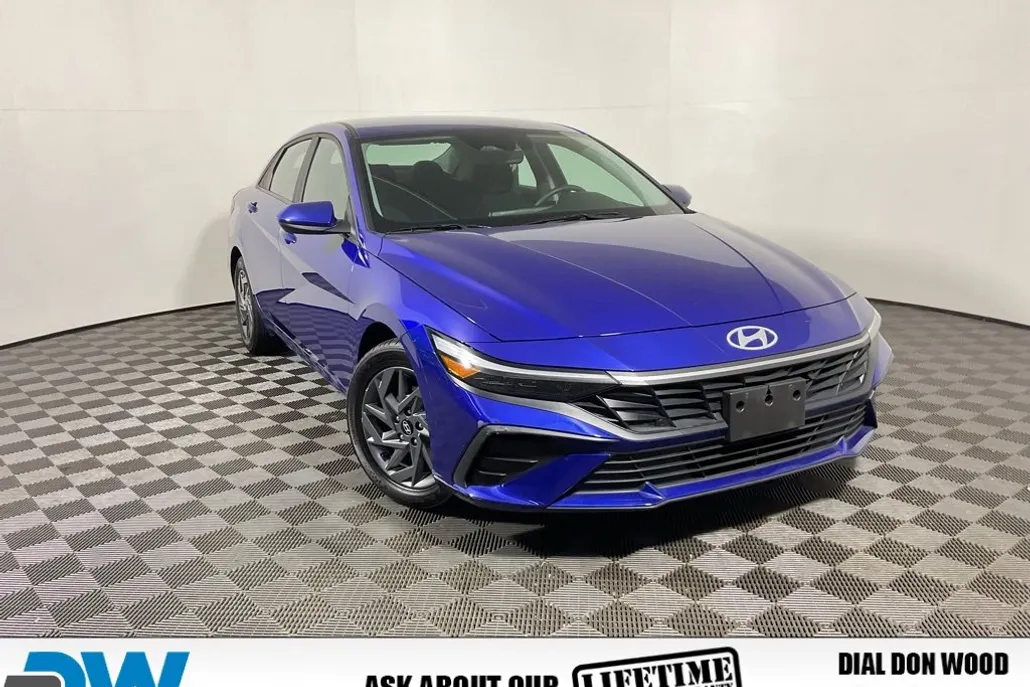2024 Hyundai Elantra SEL photo 1