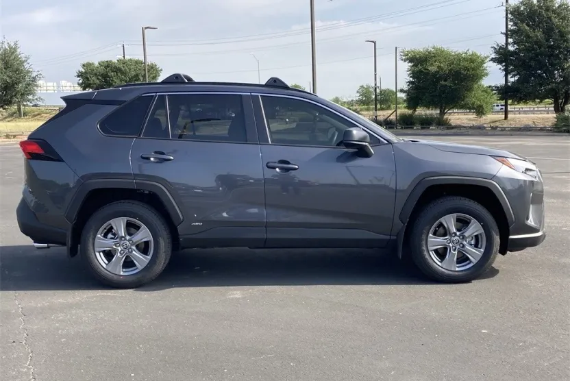 2025 Toyota RAV4 Hybrid LE photo 1