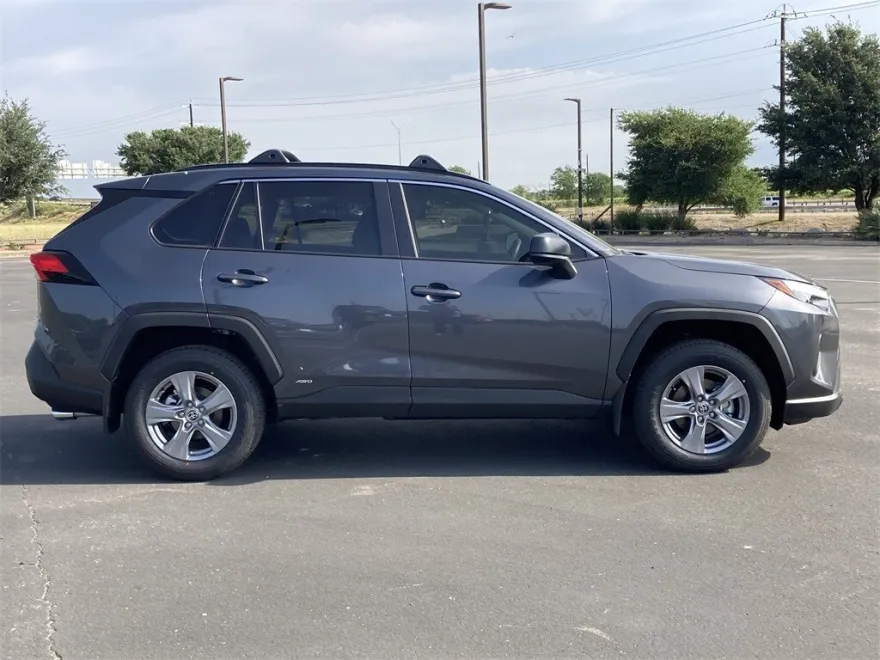 2025 Toyota RAV4 Hybrid LE photo 1