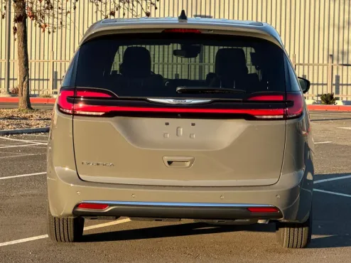2025 Chrysler Pacifica photo 4