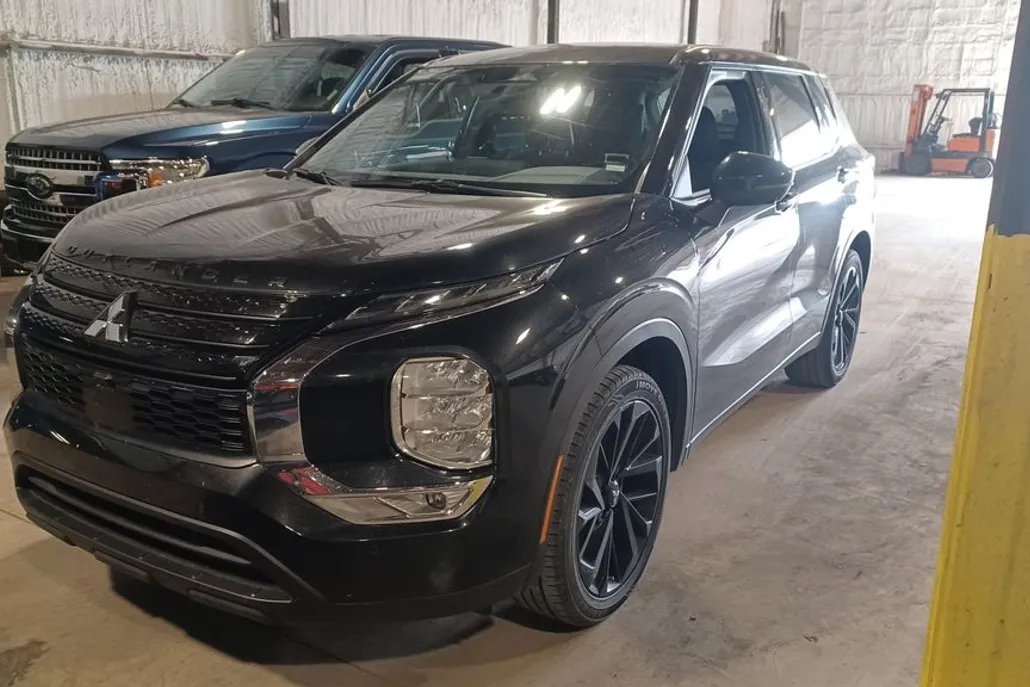 2023 Mitsubishi Outlander SE Black Edition photo 1