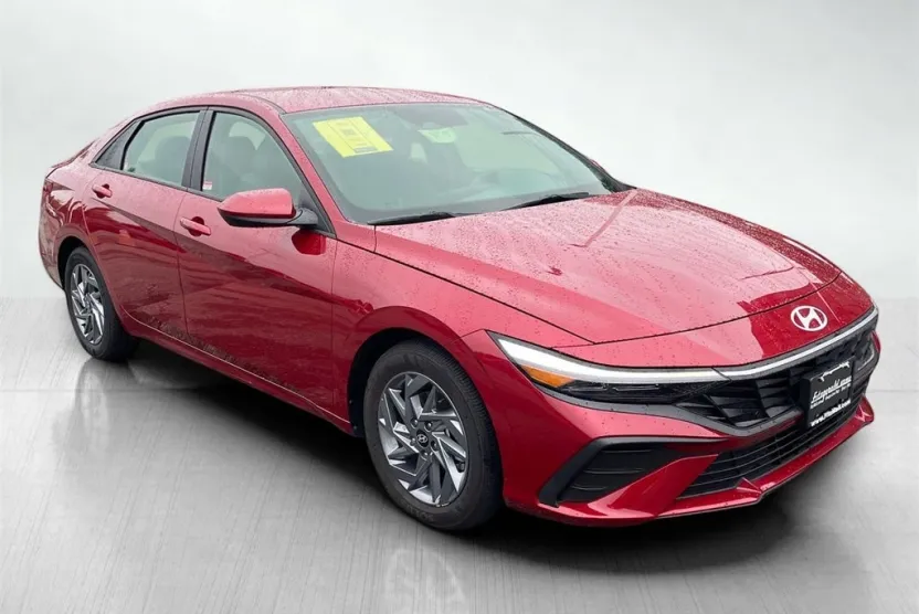 2024 Hyundai Elantra SEL photo 1