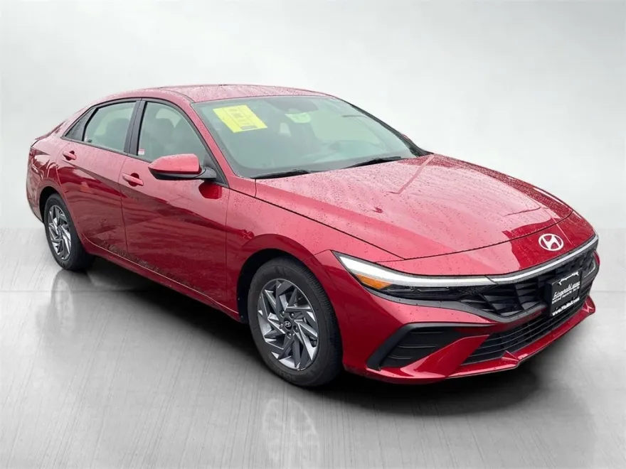 2024 Hyundai Elantra SEL photo 1