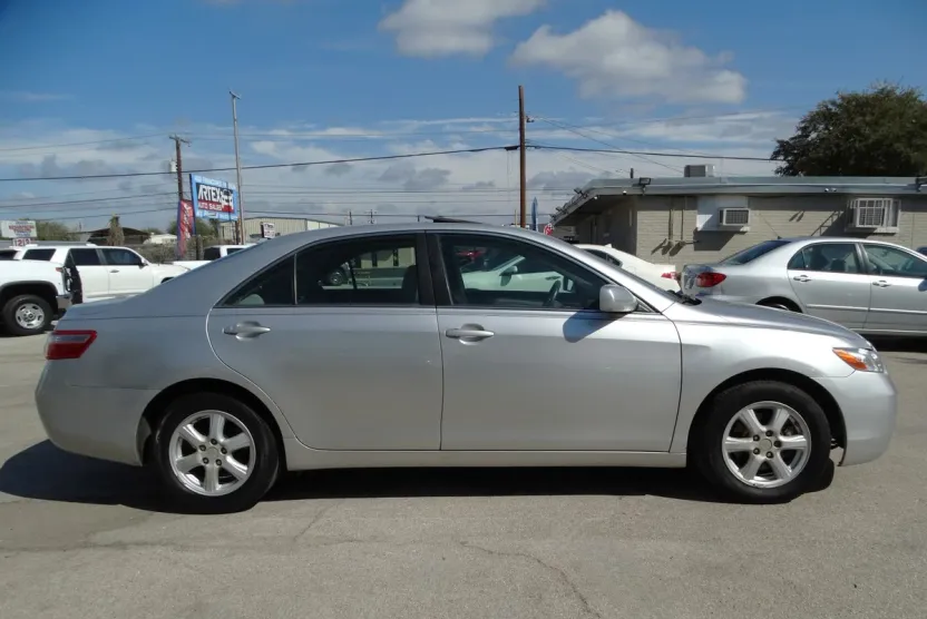 2008 Toyota Camry LE photo 1