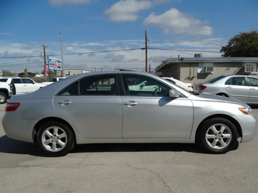 2008 Toyota Camry LE photo 1