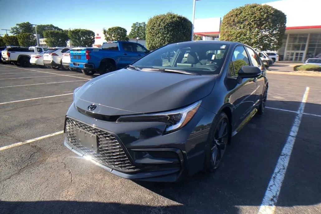 2023 Toyota Corolla SE photo 1