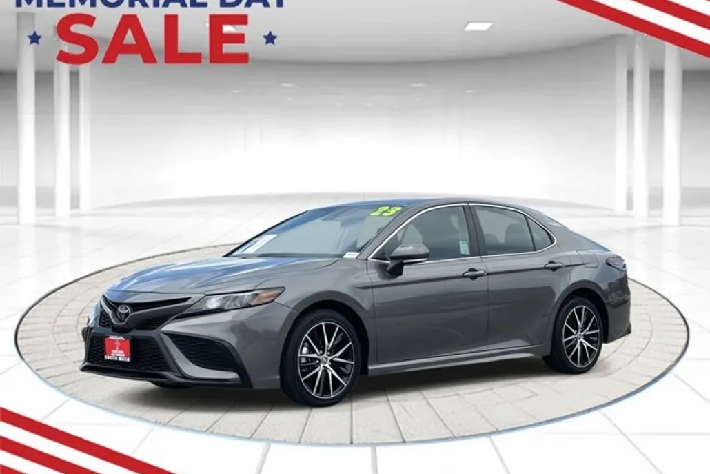 2023 Toyota Camry LE photo 1