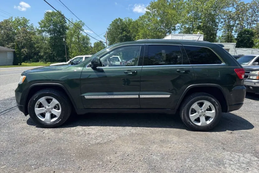 2011 Jeep Grand Cherokee Laredo photo 1