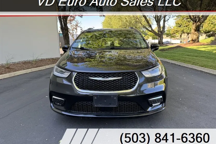 2022 Chrysler Pacifica Touring L photo 1
