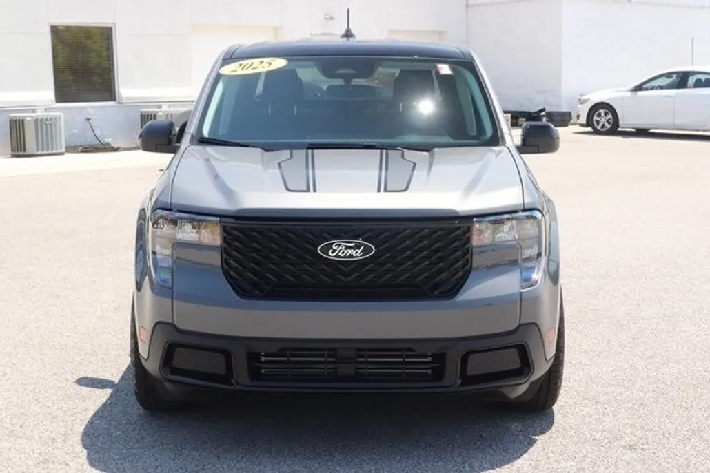 2025 Ford Maverick XLT photo 1