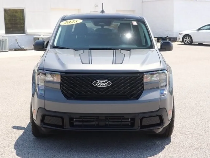 2025 Ford Maverick XLT photo 1
