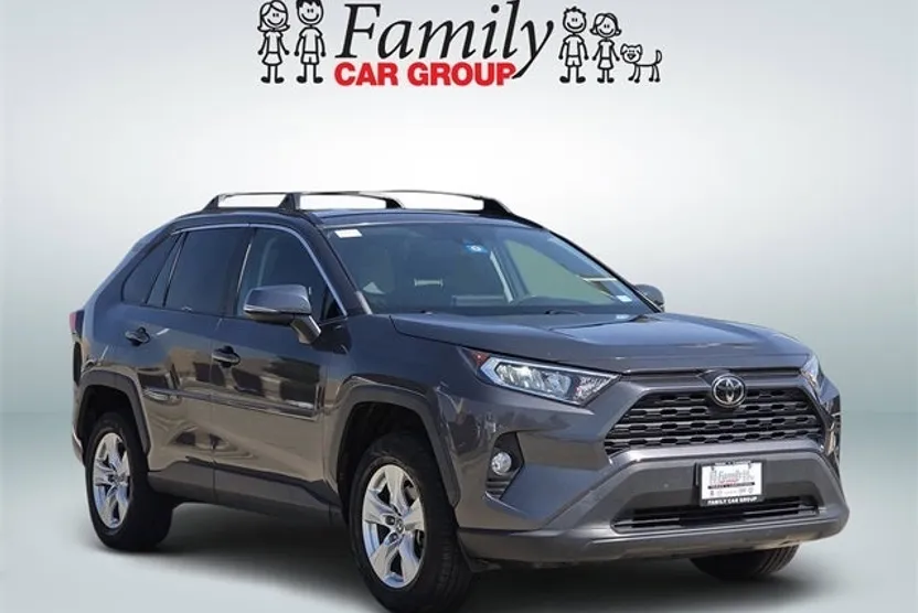 2020 Toyota RAV4 XLE photo 1