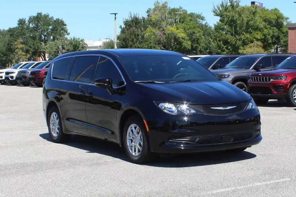 2025 Chrysler Voyager LX photo 1
