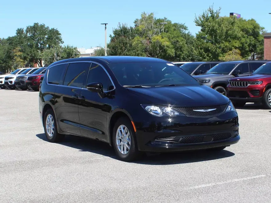 2025 Chrysler Voyager LX photo 1