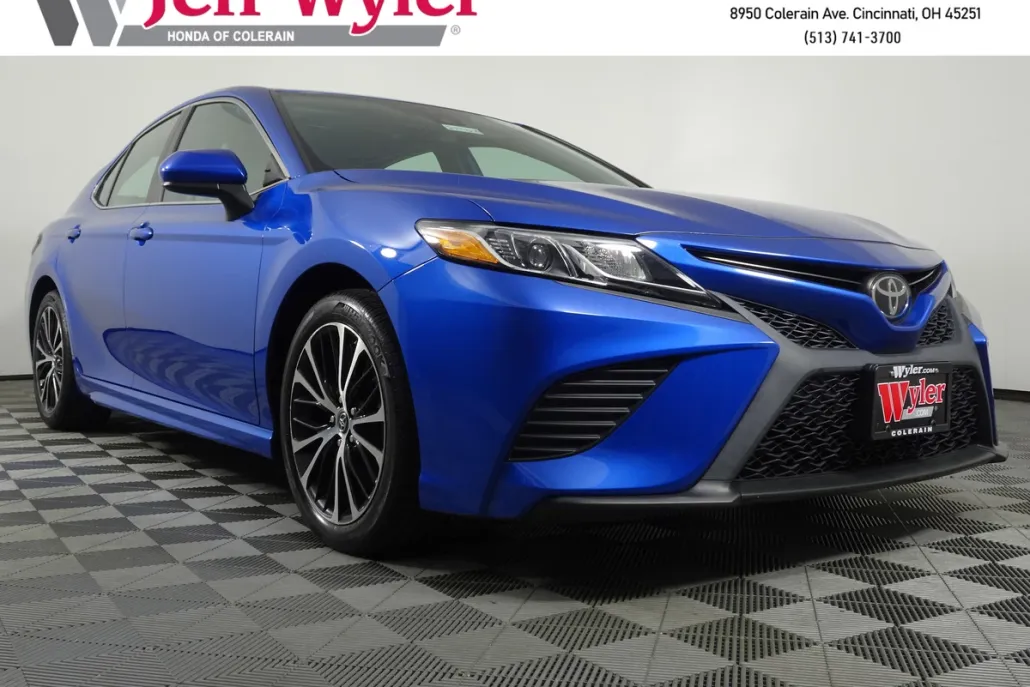 2019 Toyota Camry SE photo 1