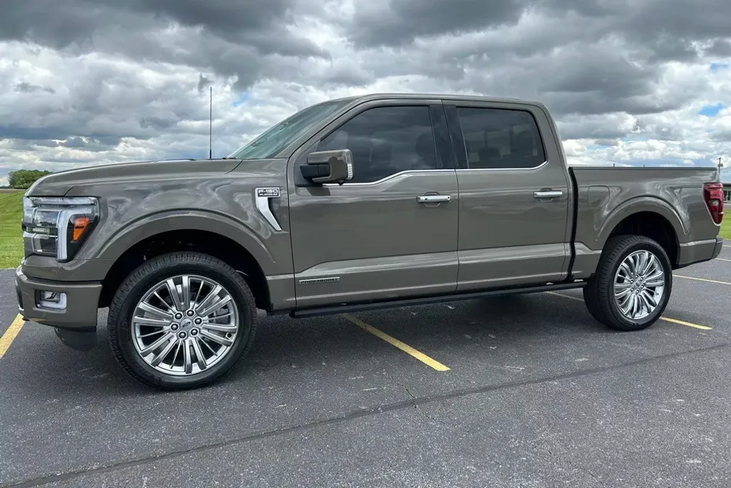 2025 Ford F-150 Platinum photo 1