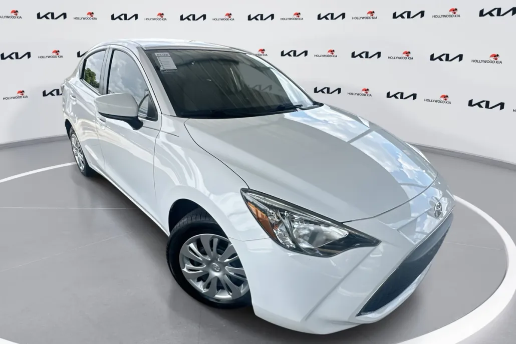 2020 Toyota Yaris LE photo 1