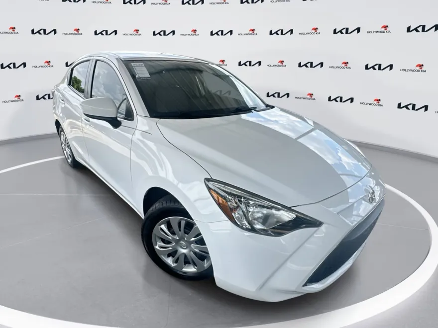 2020 Toyota Yaris LE photo 1