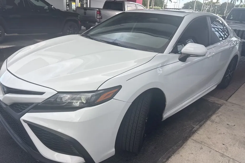 2021 Toyota Camry SE photo 1