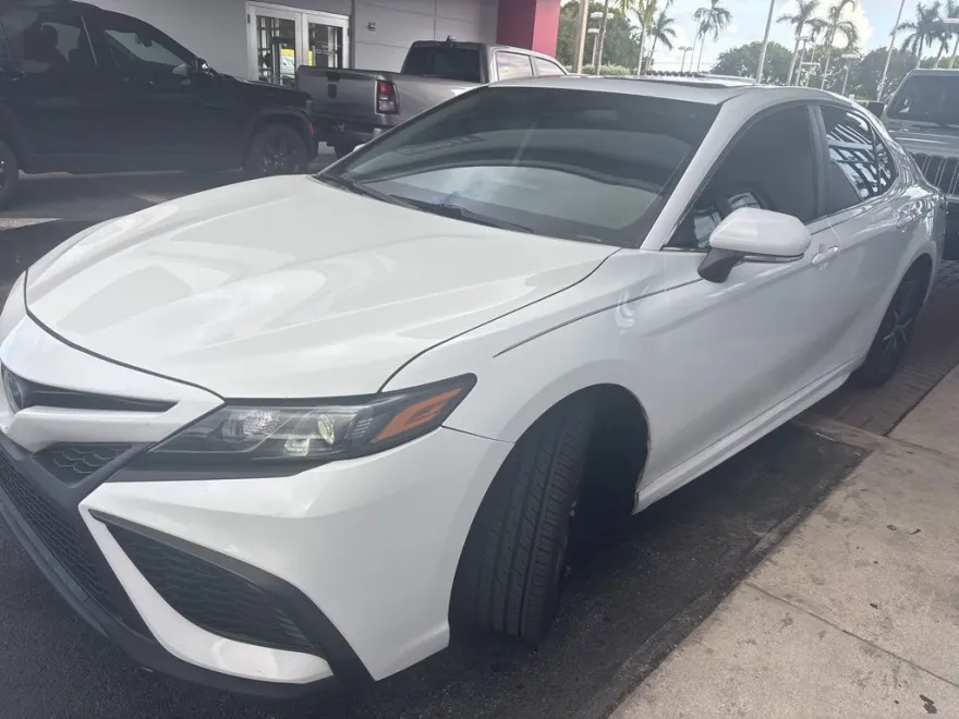 2021 Toyota Camry SE photo 1