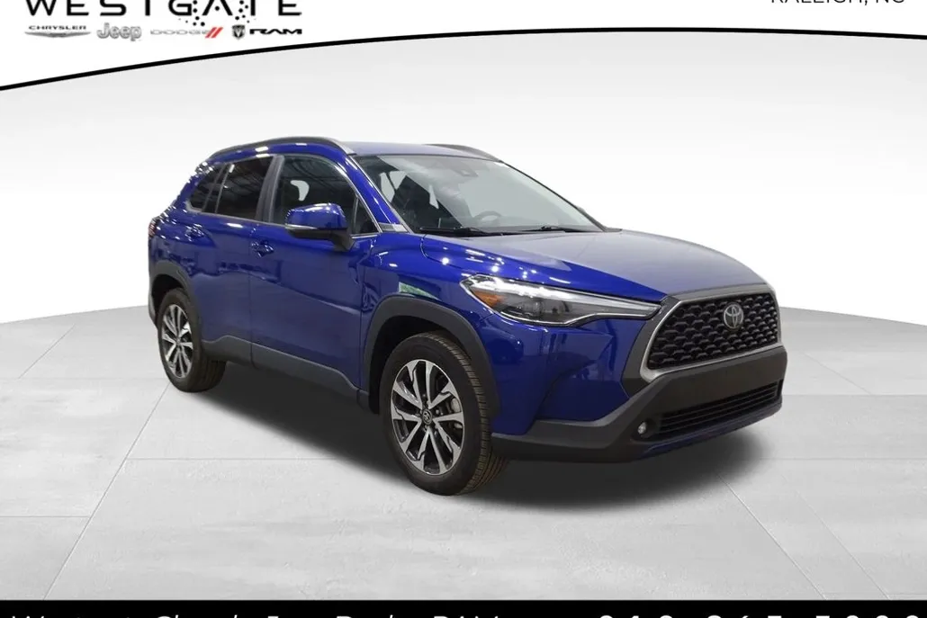 2022 Toyota Corolla Cross XLE photo 1