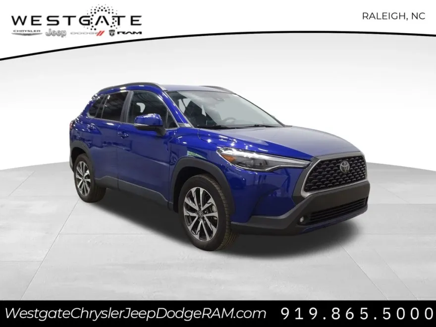 2022 Toyota Corolla Cross XLE photo 1