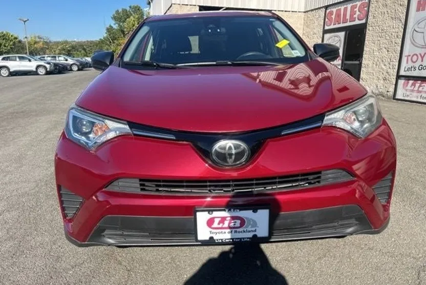 2018 Toyota RAV4 LE photo 1