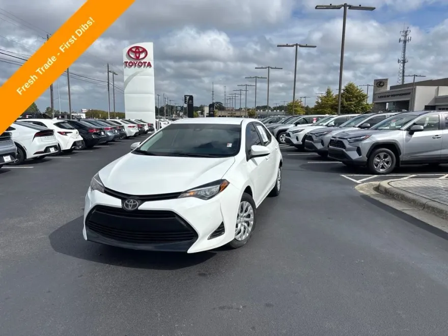 2019 Toyota Corolla LE photo 1