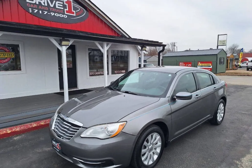 2013 Chrysler 200 Touring photo 1