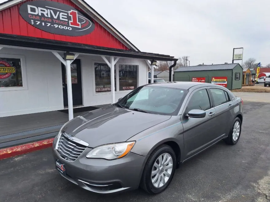 2013 Chrysler 200 Touring photo 1