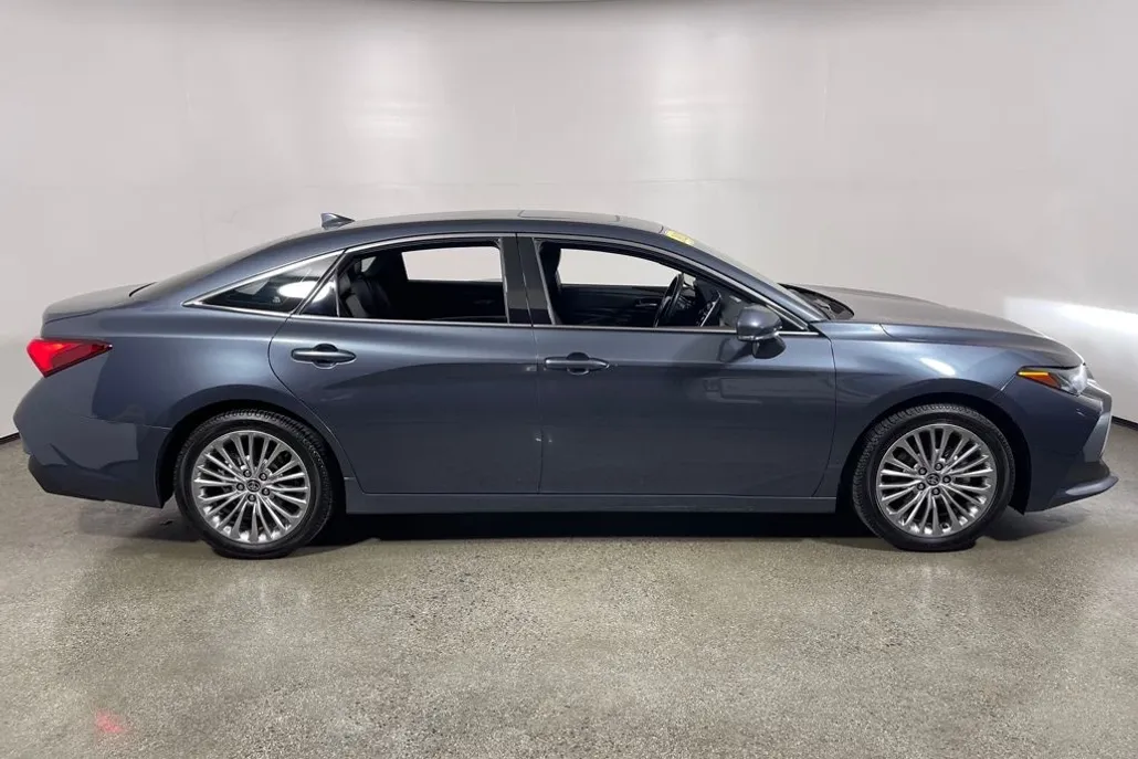 2022 Toyota Avalon Limited photo 1