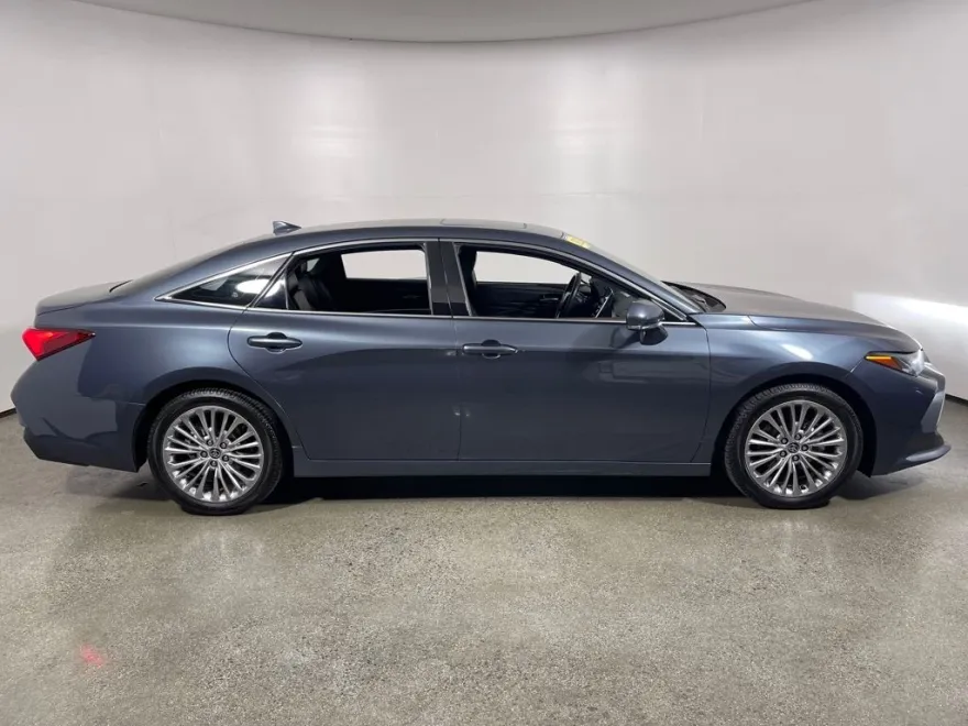 2022 Toyota Avalon Limited photo 1