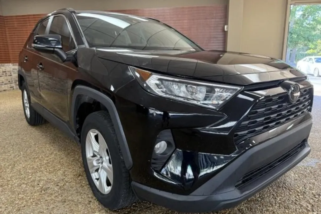 2021 Toyota RAV4 XLE photo 1