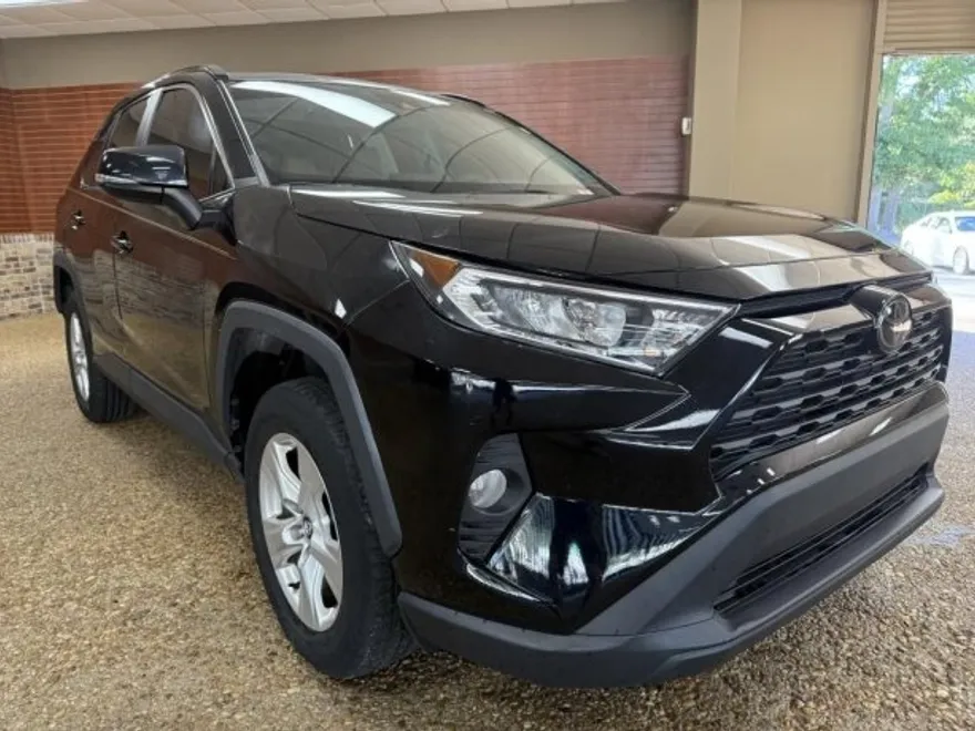 2021 Toyota RAV4 XLE photo 1