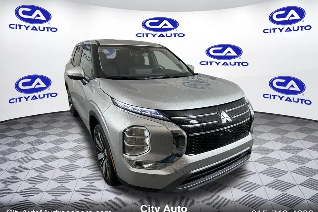 2025 Mitsubishi Outlander SE photo 1