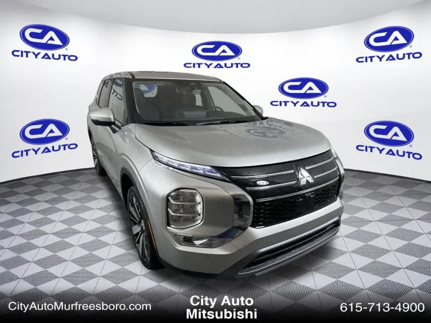 2025 Mitsubishi Outlander SE photo 1