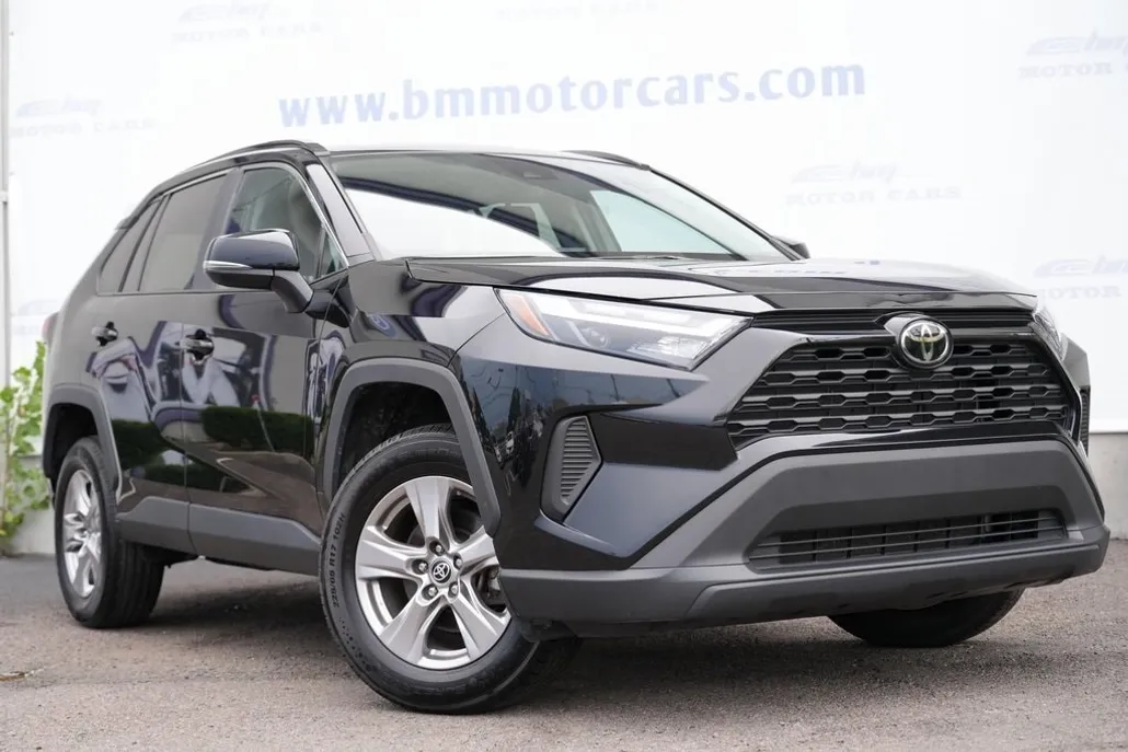 2023 Toyota RAV4 XLE photo 1