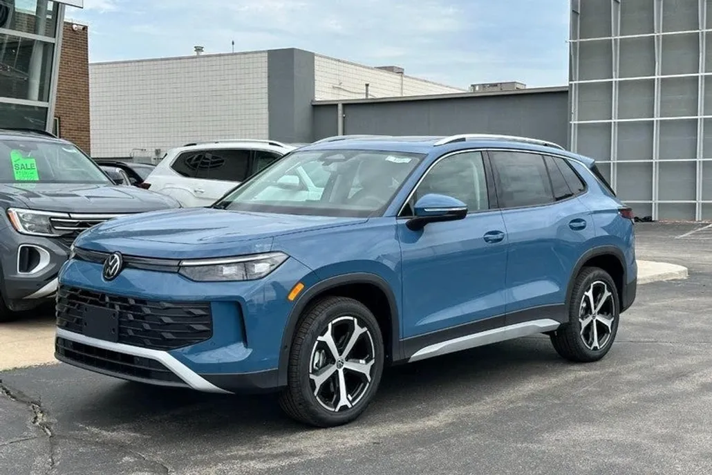 2025 Volkswagen Tiguan SE photo 1