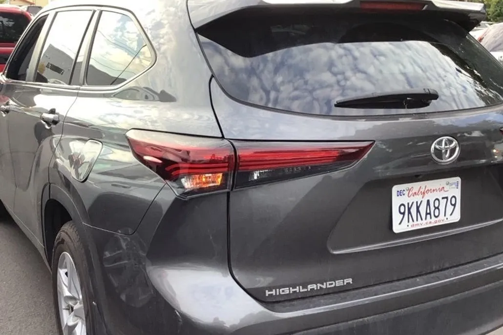 2024 Toyota Highlander LE photo 1
