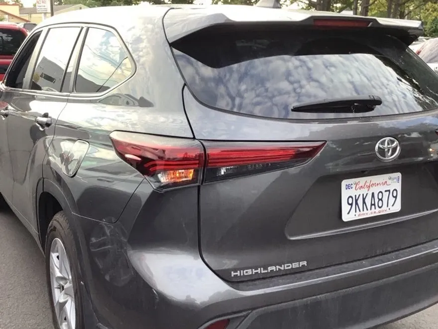 2024 Toyota Highlander LE photo 1