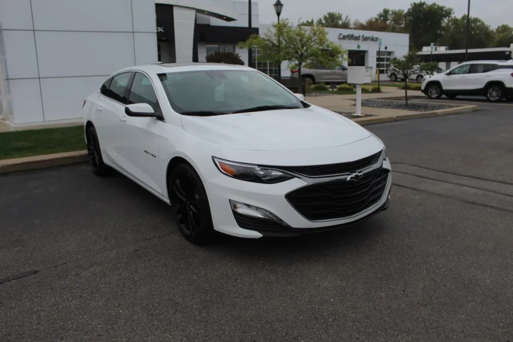 2024 Chevrolet Malibu 1LT photo 1
