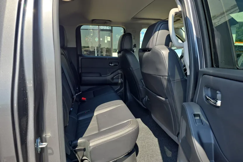2024 Nissan Frontier SL photo 1