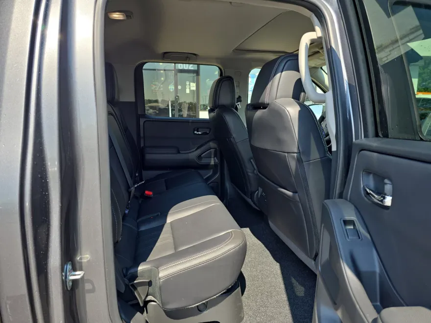 2024 Nissan Frontier SL photo 1