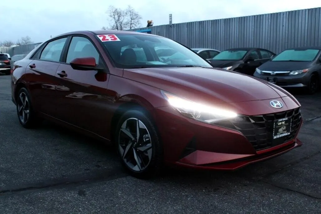 2023 Hyundai Elantra SEL photo 1