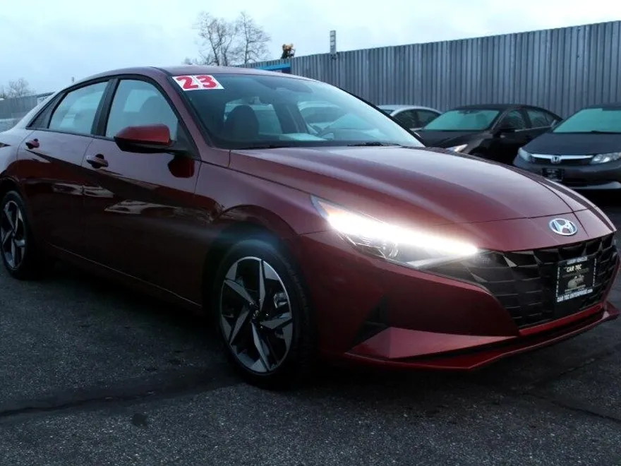 2023 Hyundai Elantra SEL photo 1