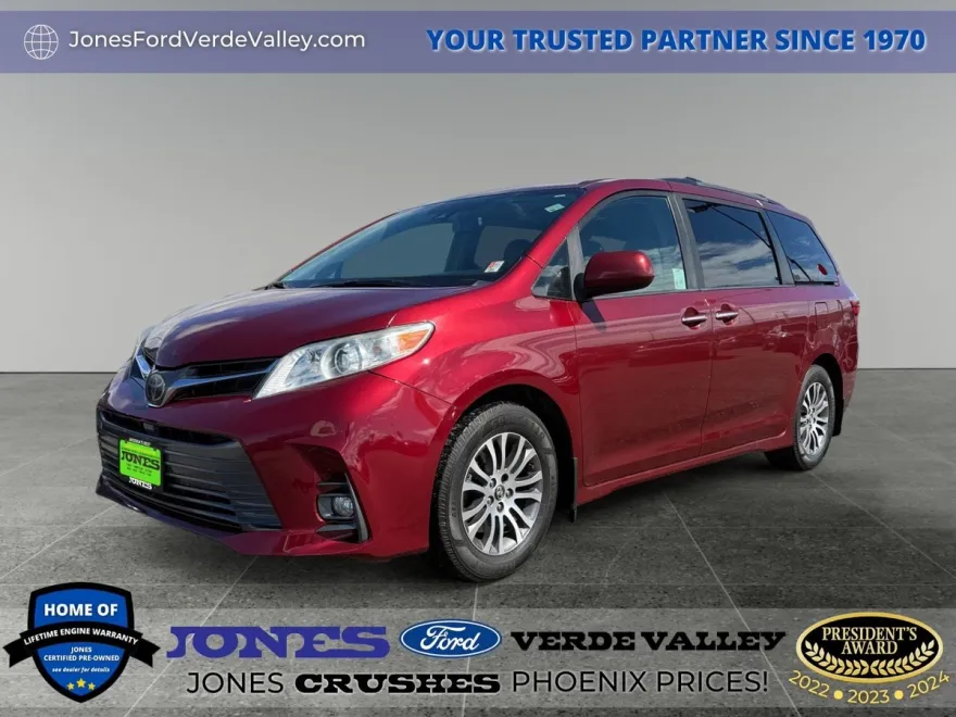 2019 Toyota Sienna L photo 1