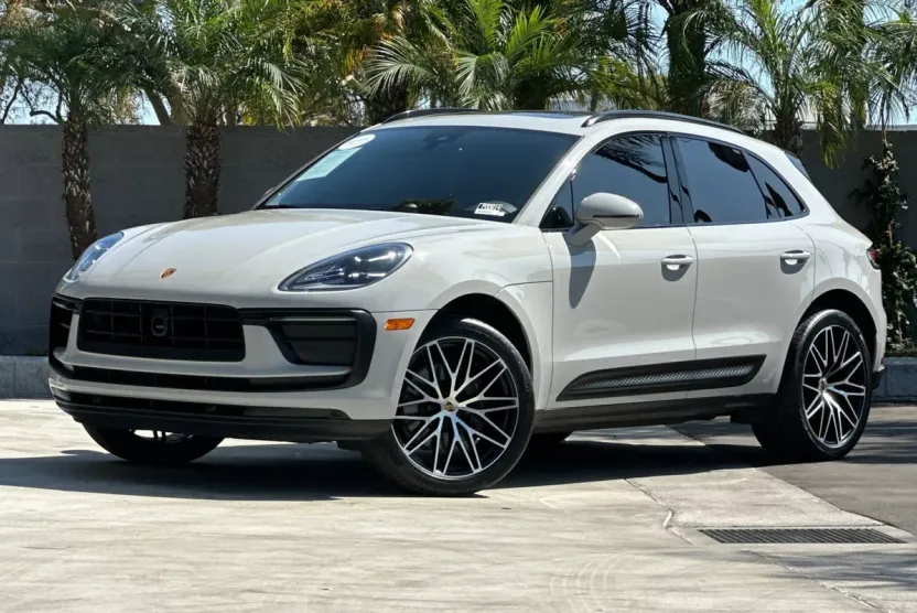 2023 Porsche Macan T photo 1