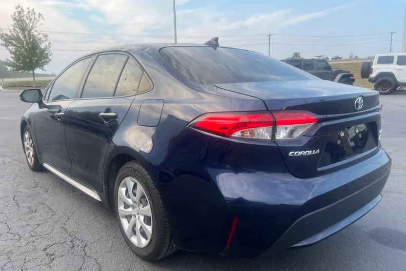 2021 Toyota Corolla LE photo 1