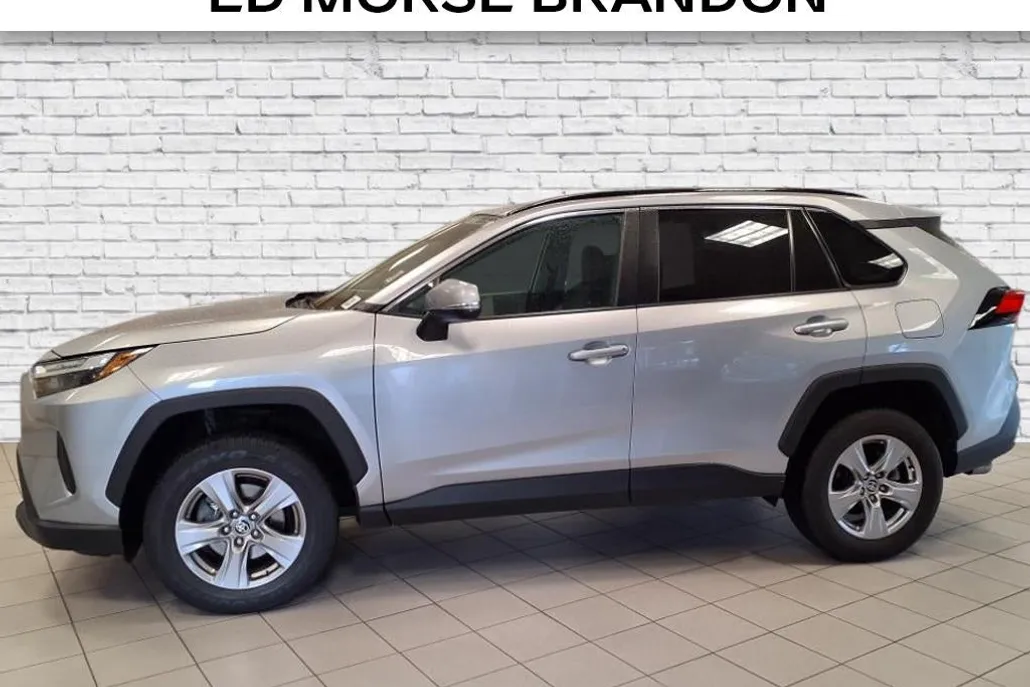 2023 Toyota RAV4 XLE photo 1