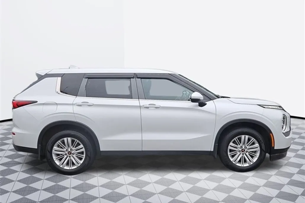 2024 Mitsubishi Outlander ES photo 1